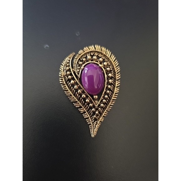 The Unbranded Brand Jewelry - Vintage Purple Teardrop‎ Oval  Elegant Gold Tone Petal Brooch Pin
